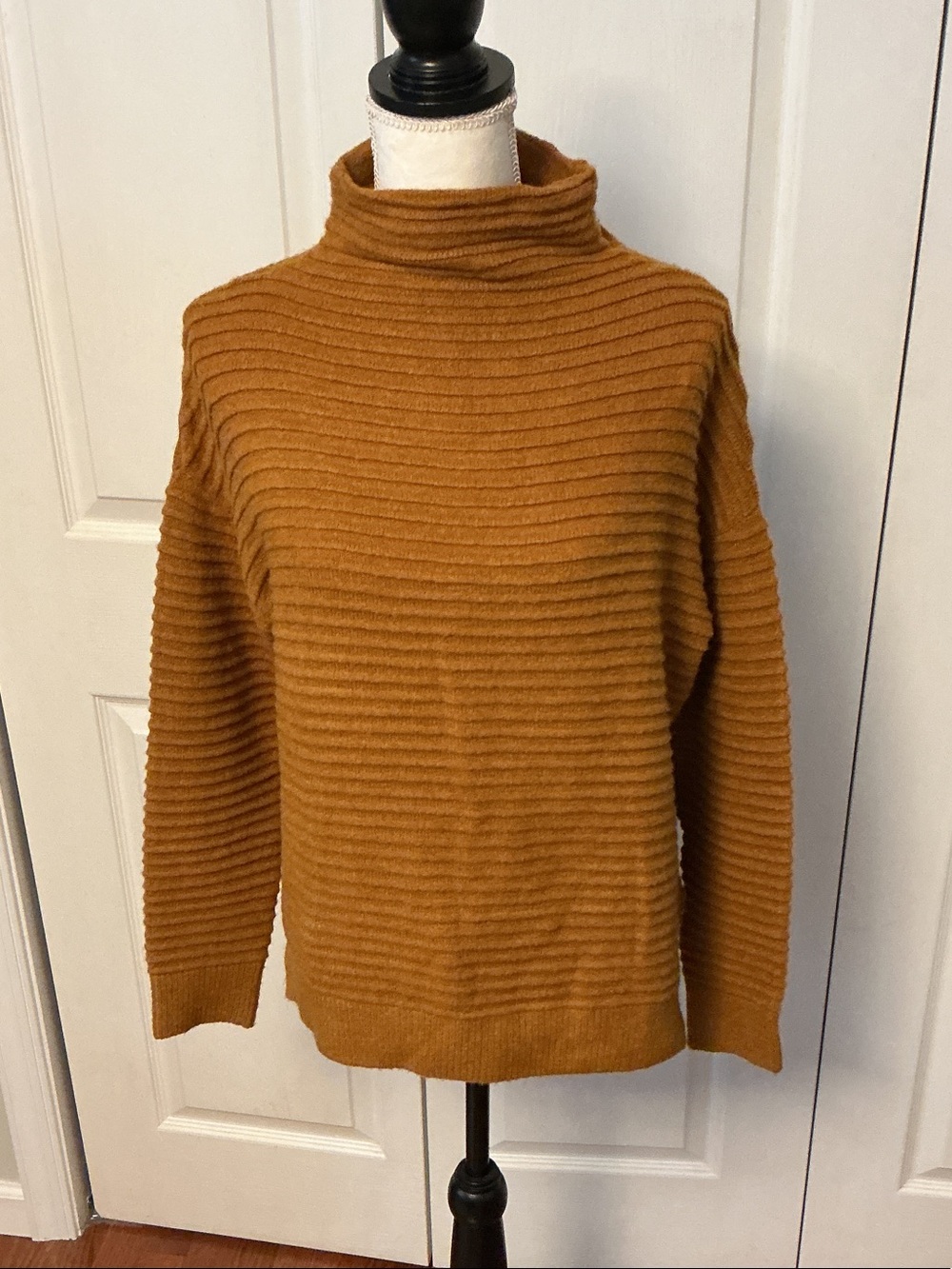 beachlunchlounge Ribbed Turtleneck Sweater in Camel